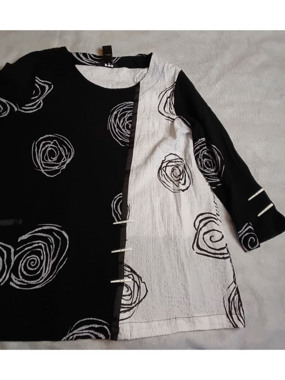 Ali Miles Women's Tunic Top Large Black White Rose Blouse Button Accents Floral